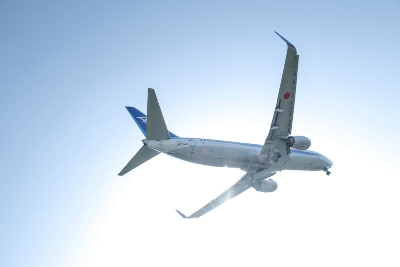 全日空の旅客機が離陸飛行している様子の写真