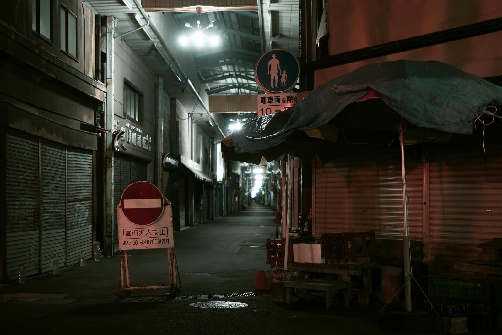 「静まり返った夜のアーケード商店街」の写真