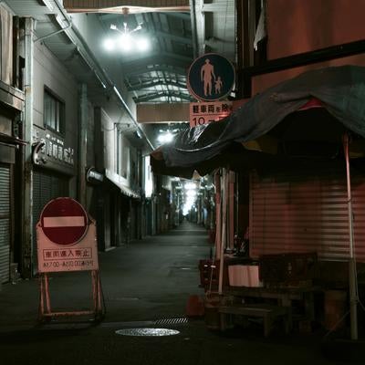 静まり返った夜のアーケード商店街の写真