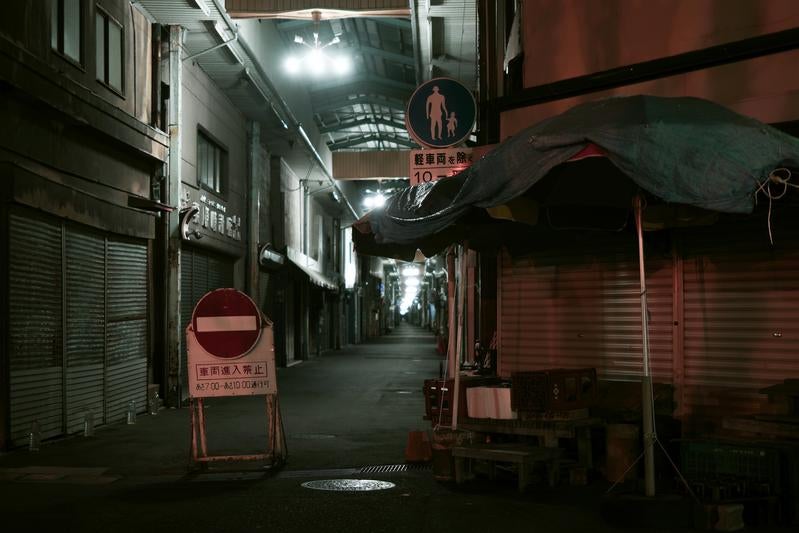 静まり返った夜のアーケード商店街の写真