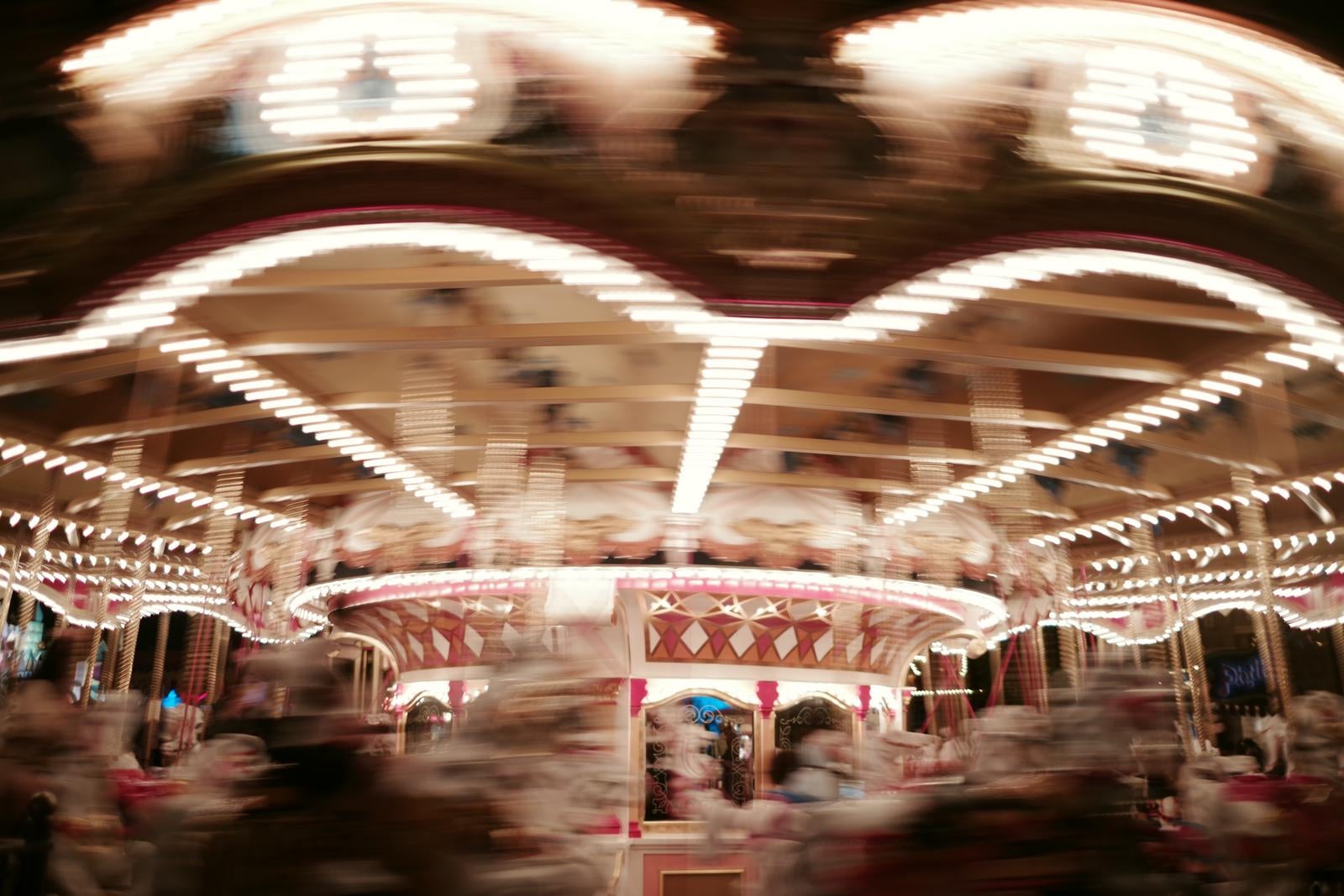「回転するメリーゴーランド」の写真