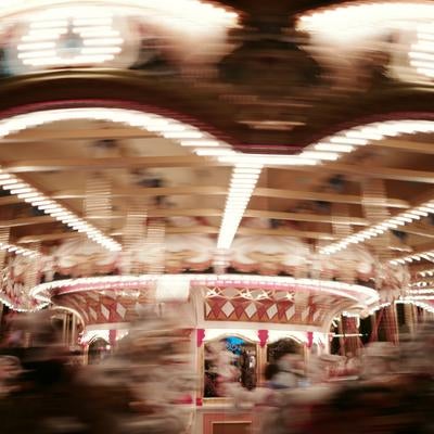 回転するメリーゴーランドの写真