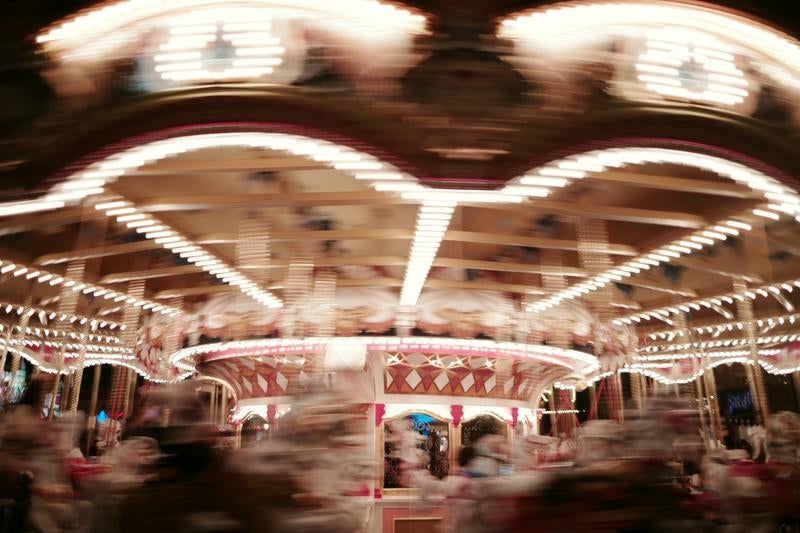 回転するメリーゴーランドの写真