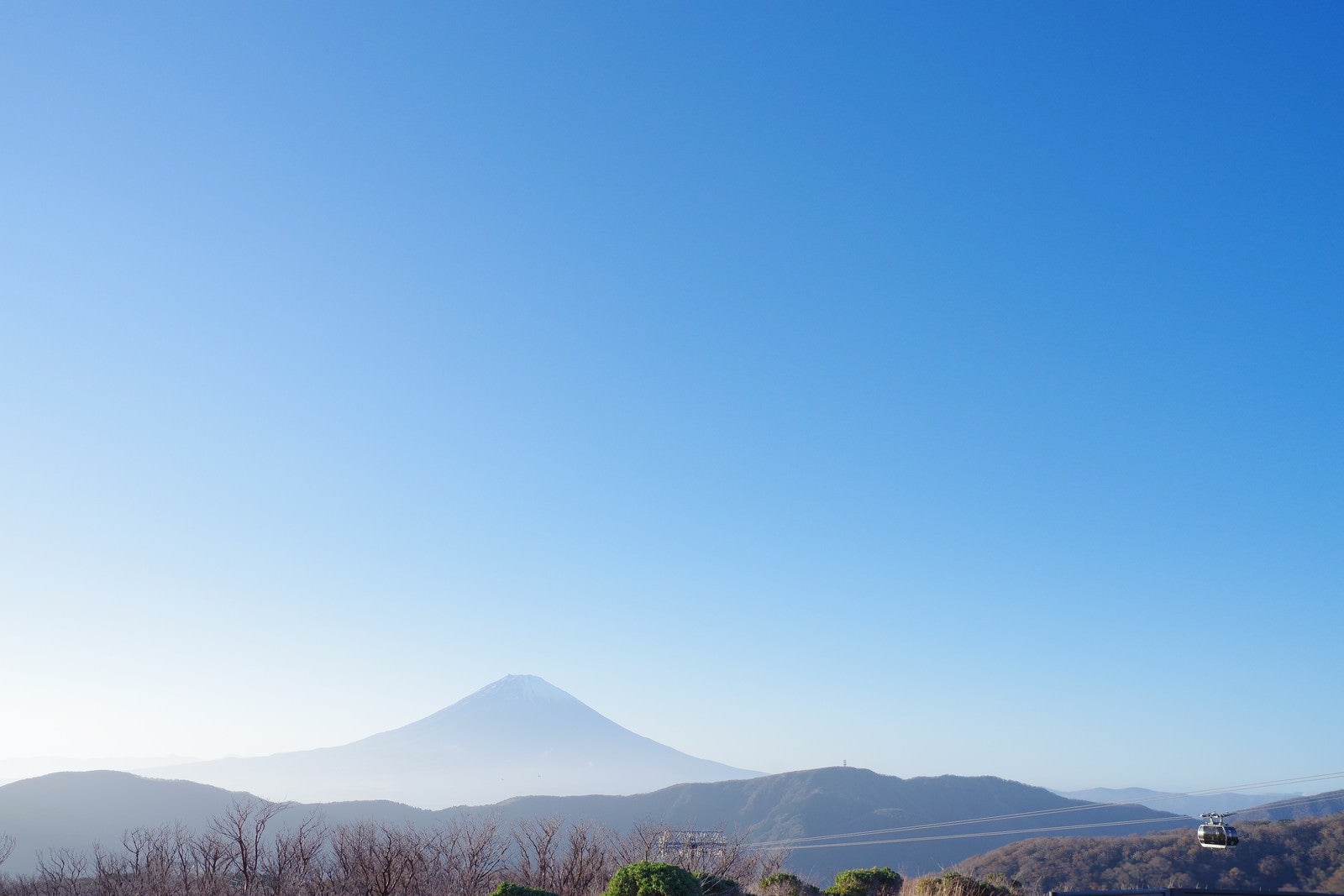 「快晴の富士山とロープウェイ」の写真