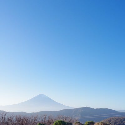 快晴の富士山とロープウェイの写真