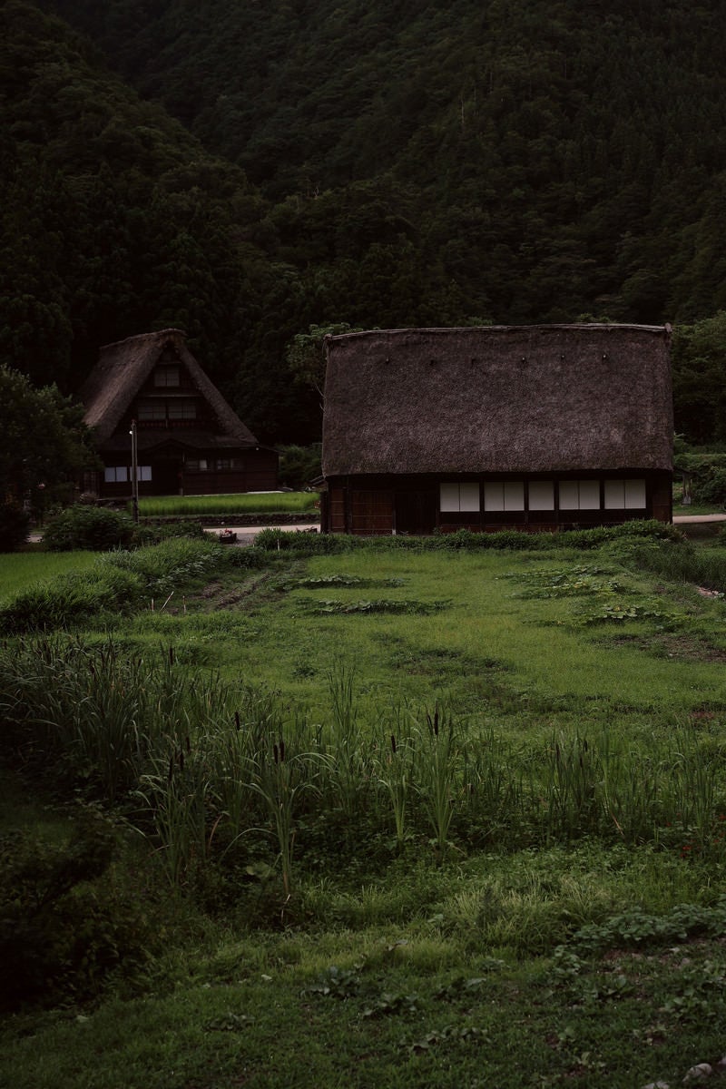 「夕暮れ時の菅沼集落（富山県南砺市）」の写真
