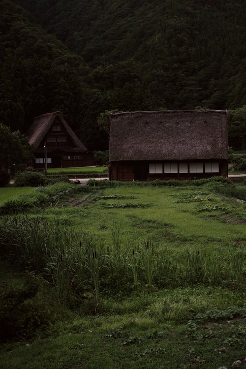 夕暮れ時の菅沼集落（富山県南砺市）の写真