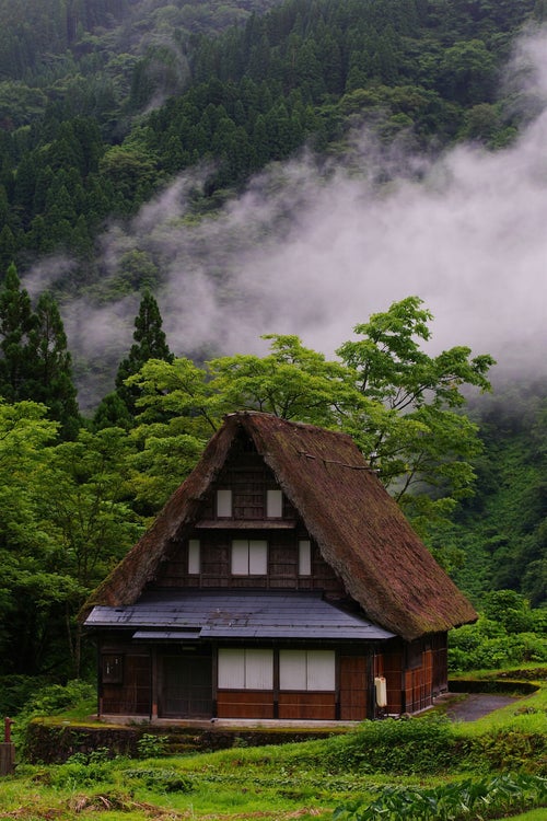 麓に佇む合掌造りの民家（富山県南砺市）の写真