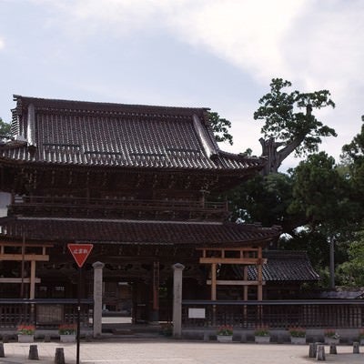 城端別院善徳寺山門（富山県南砺市）の写真