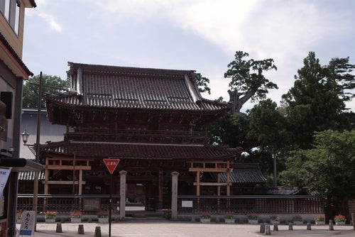 城端別院善徳寺山門（富山県南砺市）の写真
