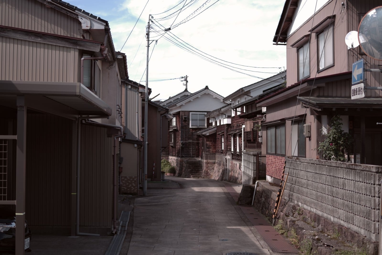 「町を抜ける小路（富山県南砺市）」の写真
