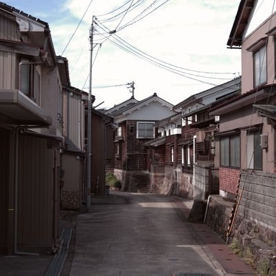 町を抜ける小路（富山県南砺市）の写真