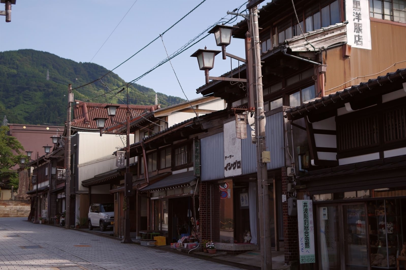 「八日町通りの商店（富山県南砺市）」の写真