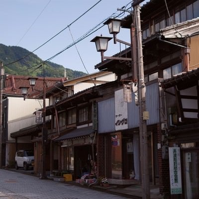 八日町通りの商店（富山県南砺市）の写真