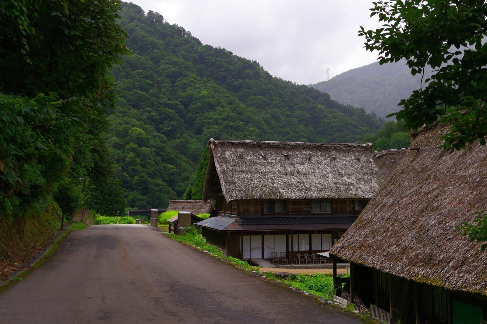 「道路越しに見える集落（富山県南砺市）」の写真