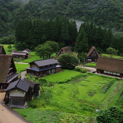 緑に囲まれる集落（富山県南砺市）の写真