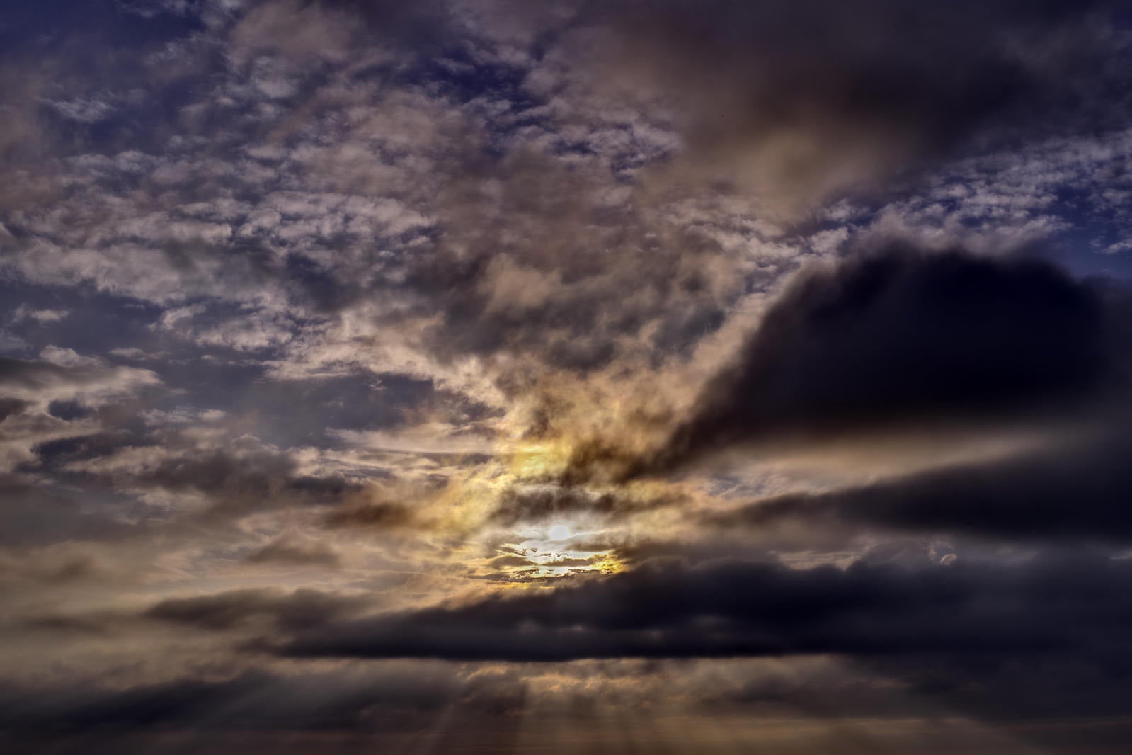 「夕暮れ空と天使の梯子（HDR撮影）」の写真