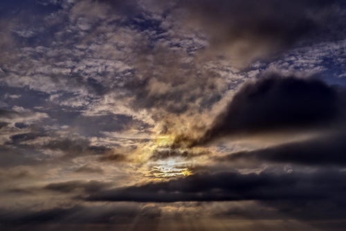 夕暮れ空と天使の梯子（HDR撮影）の写真