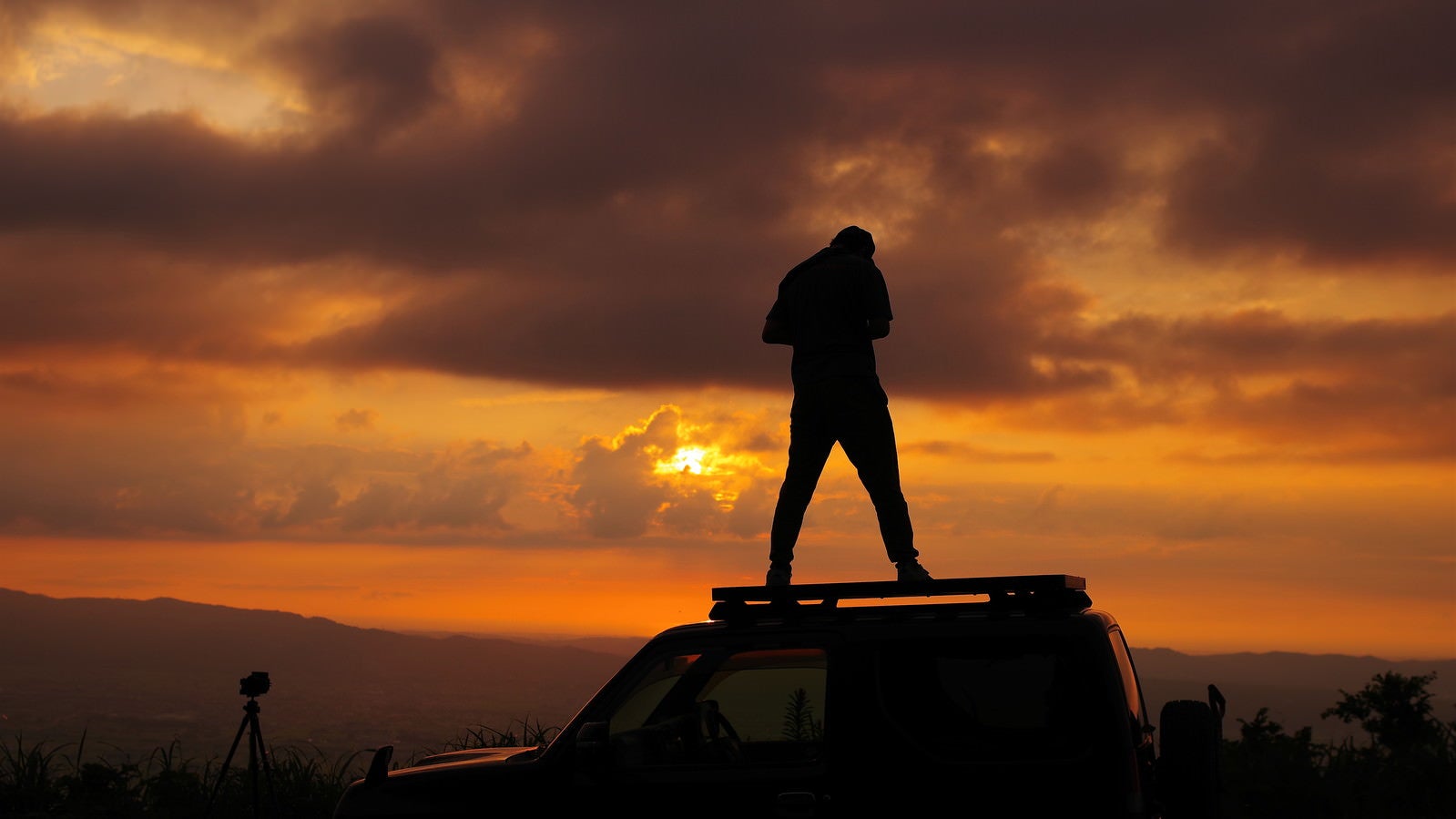 「車上から散居村の夕日を狙うカメラマン」の写真