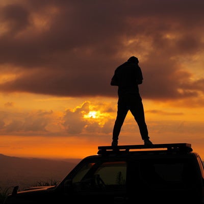 車上から散居村の夕日を狙うカメラマンの写真