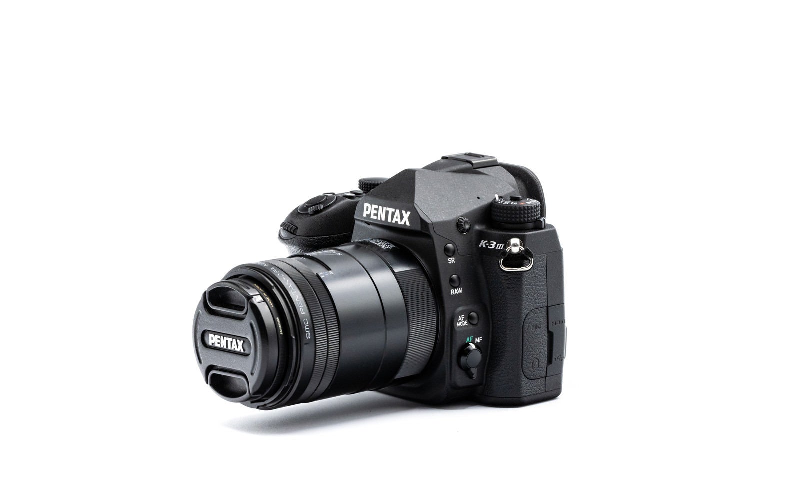 「一眼レフカメラ PENTAX K-3MarkⅢに100mmマクロレンズを装着した様子」の写真