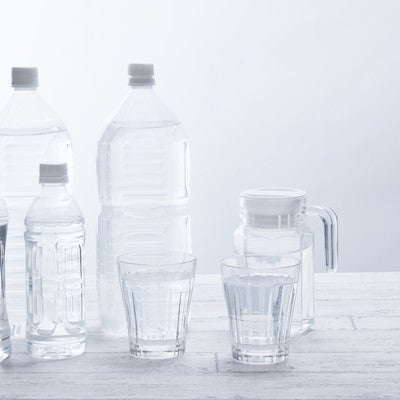 テーブル上の飲料水（ペットボトルグラス）の写真