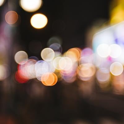 光のボケ具合で繁華街のネオン感の写真