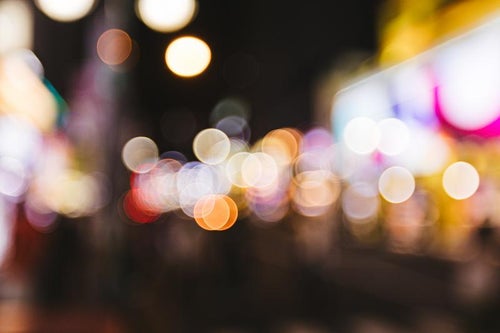 光のボケ具合で繁華街のネオン感の写真