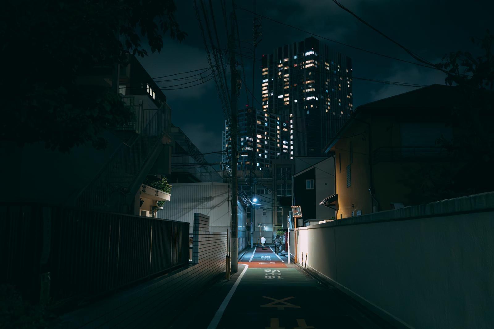 「新大久保から早稲田方面に向かう住宅街の夜道」の写真
