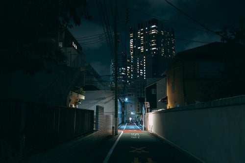 新大久保から早稲田方面に向かう住宅街の夜道の写真