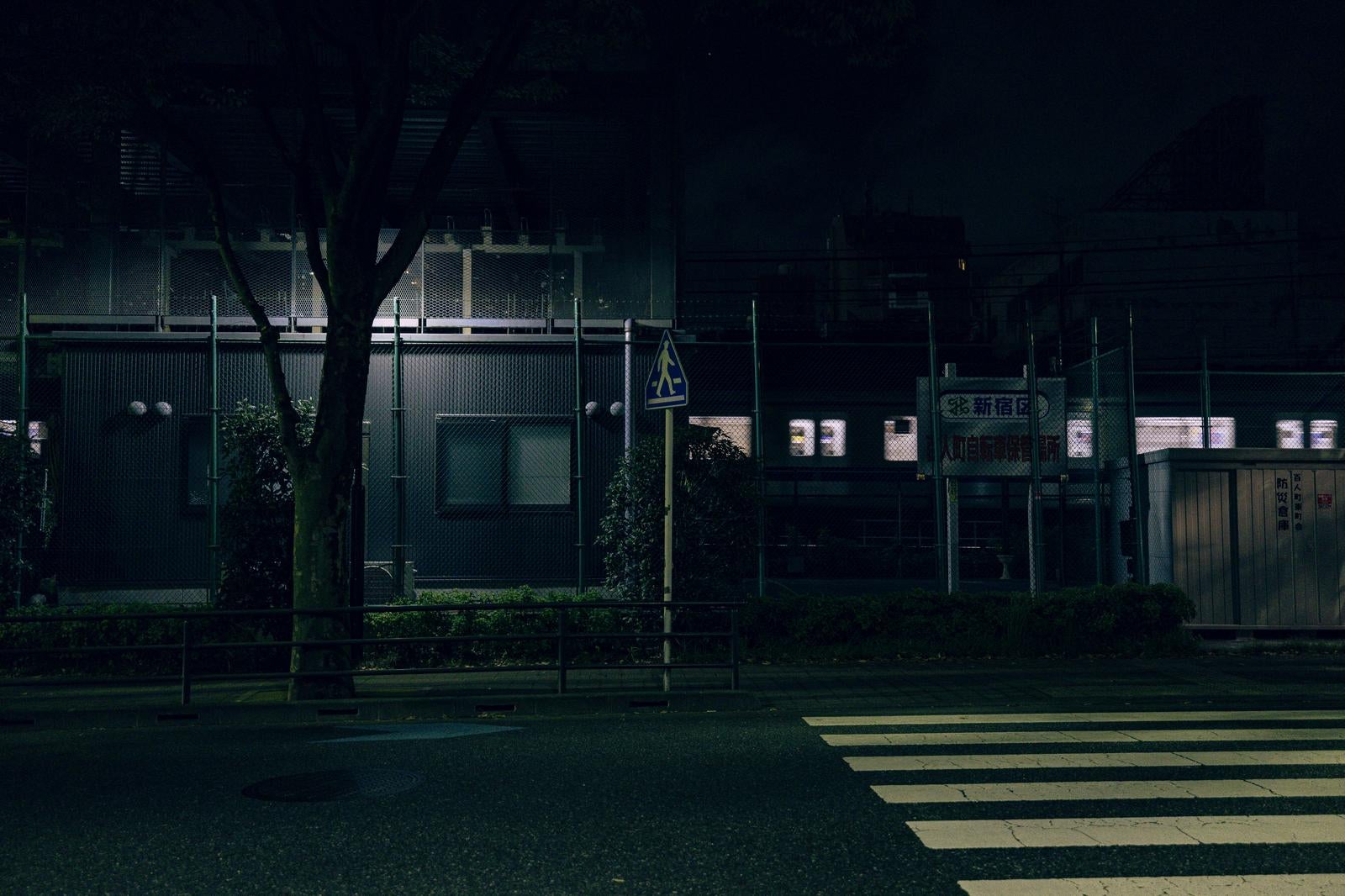 「夜の新大久保駅周辺のつつじ通りと通過する山手線」の写真
