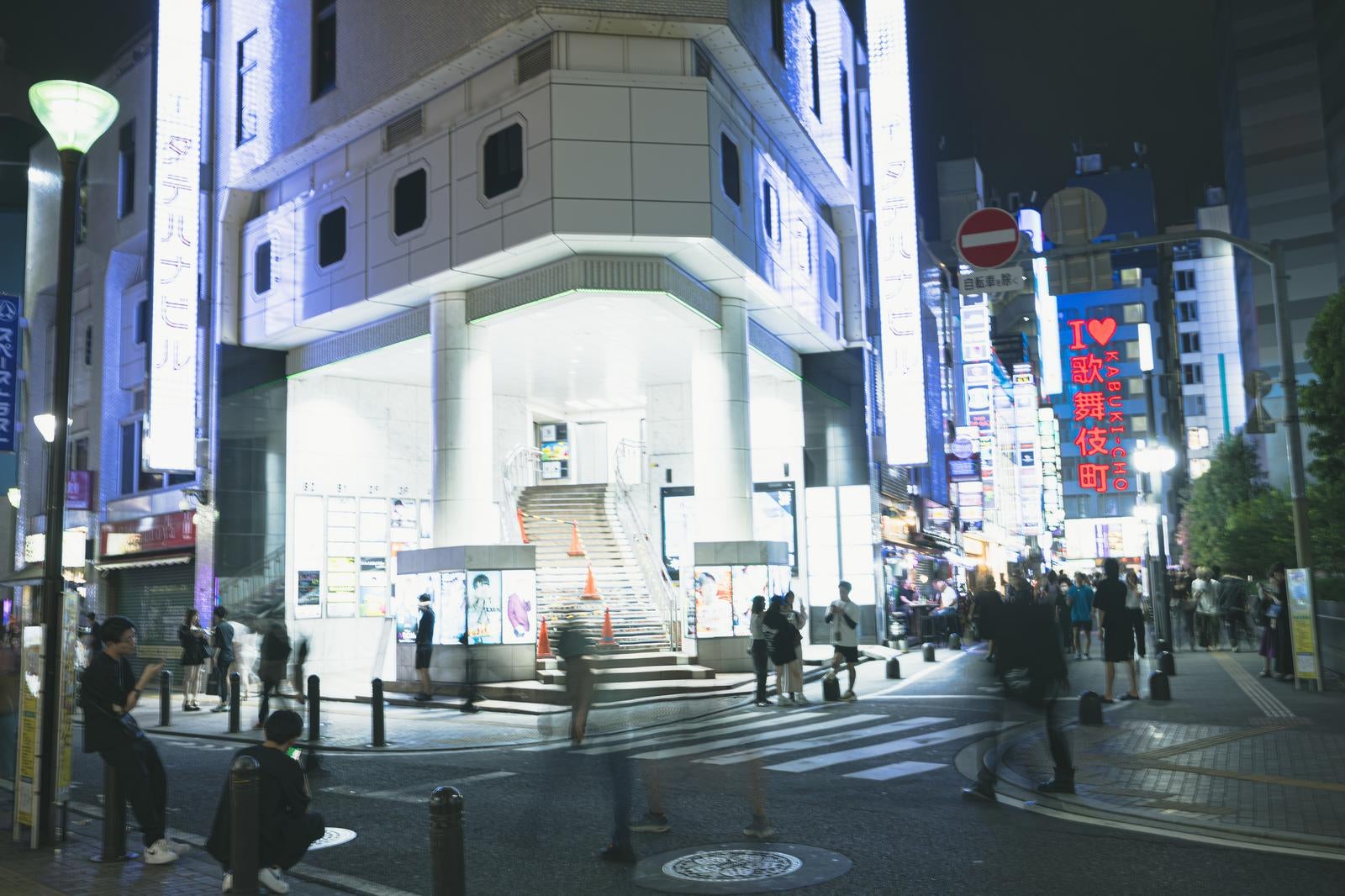 「夜の歌舞伎町2番通りから見える I LOVE 歌舞伎町」の写真