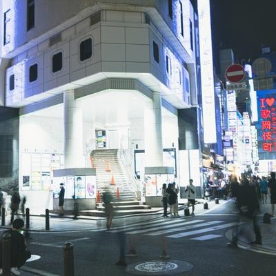 夜の歌舞伎町2番通りから見える I LOVE 歌舞伎町の写真