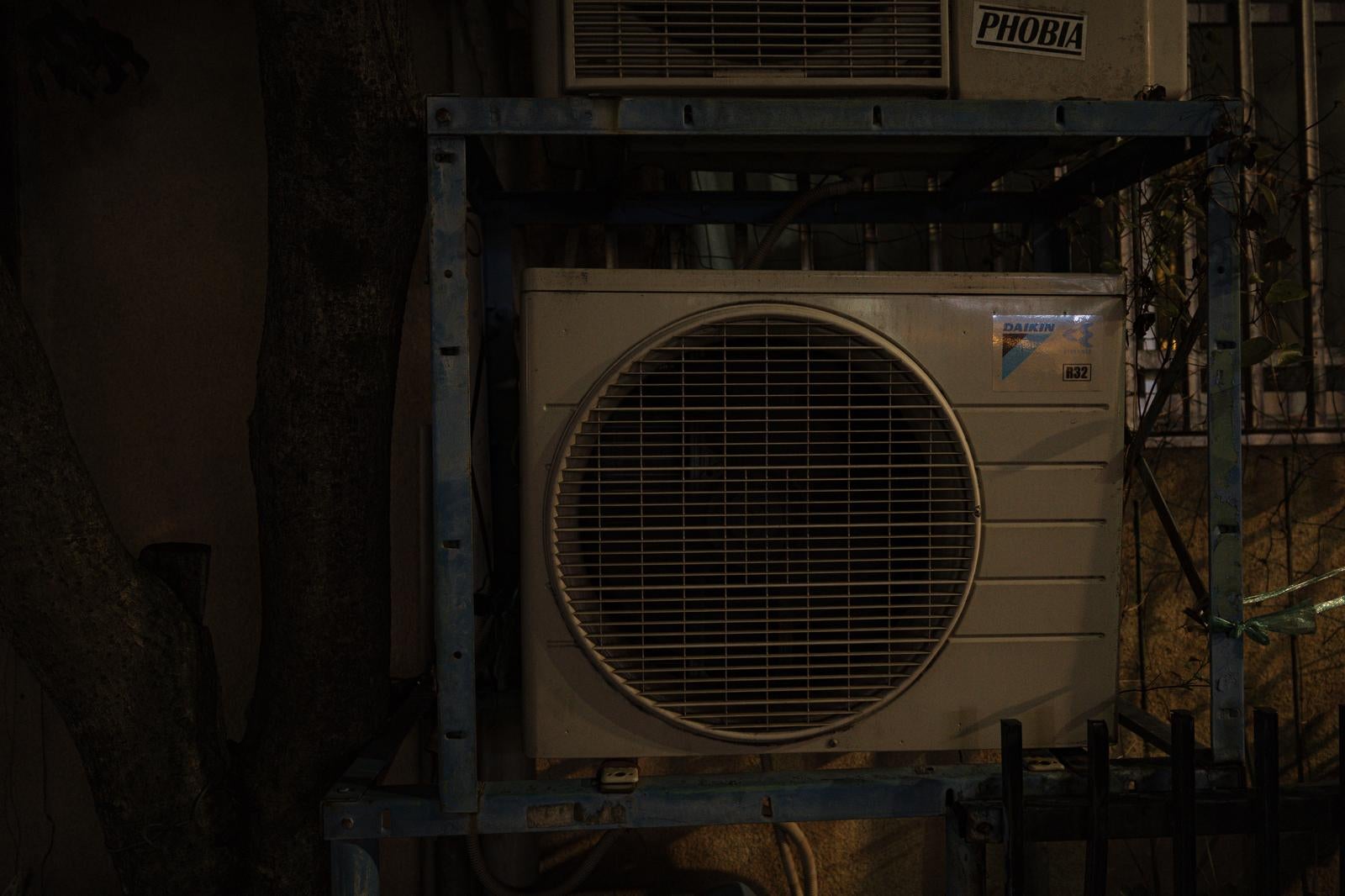 「暗いエアコン室外機」の写真