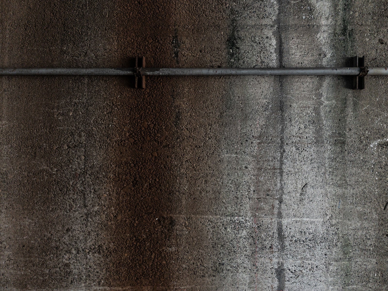 「細い管とコンクリート壁のテクスチャー」の写真