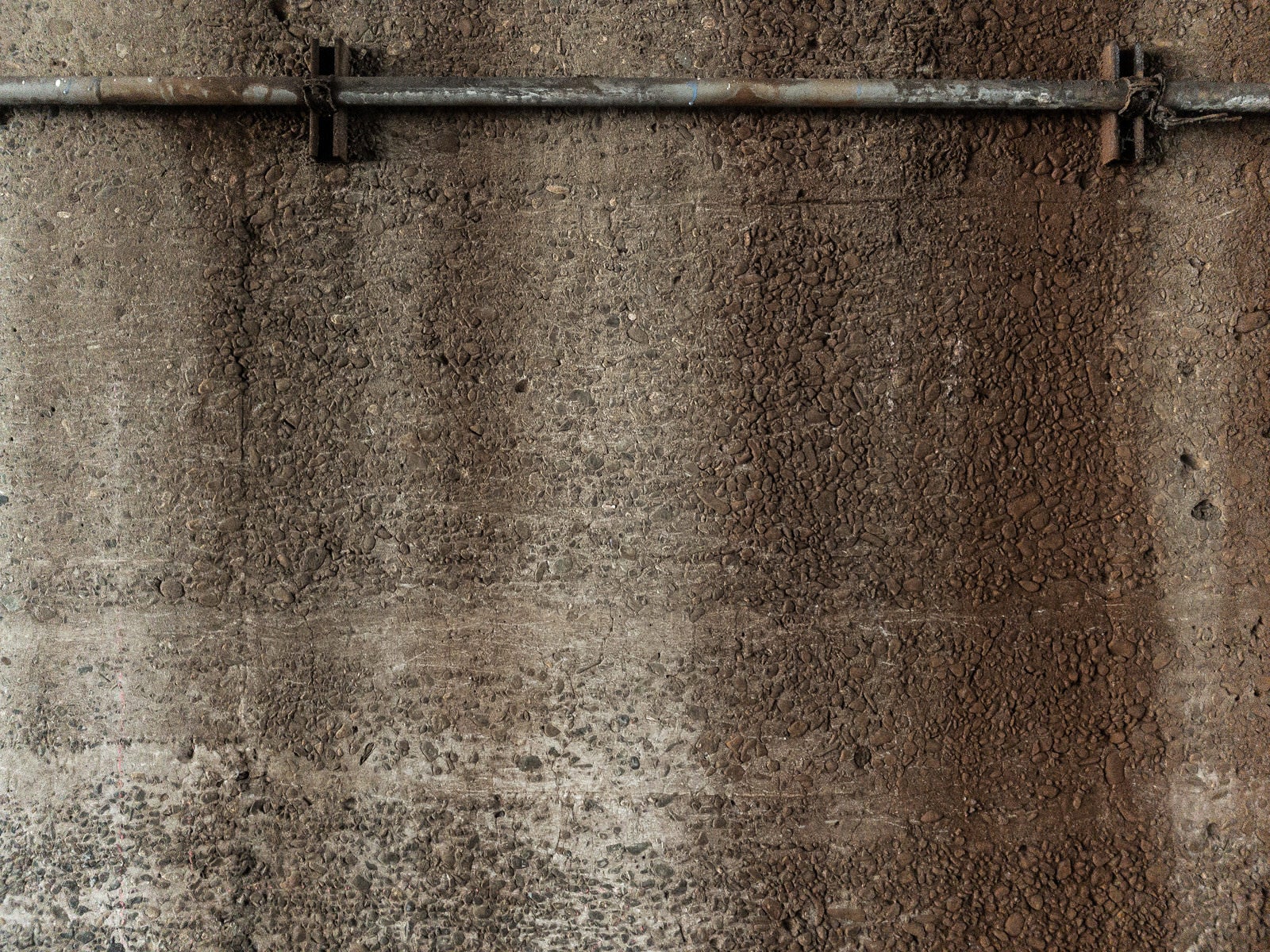 「丸パイプ付きのコンクリート壁」の写真