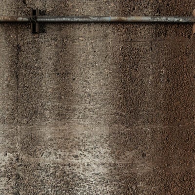 丸パイプ付きのコンクリート壁の写真