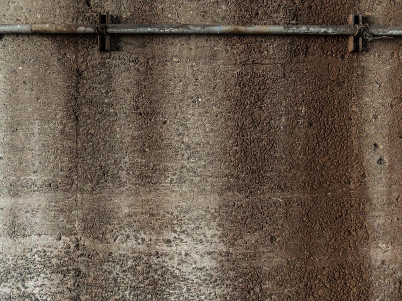 丸パイプ付きのコンクリート壁の写真