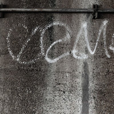 落書きされたコンクリート壁のテクスチャーの写真