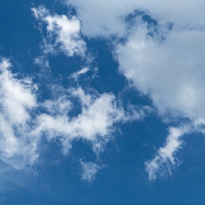 青空と散らばる雲の写真