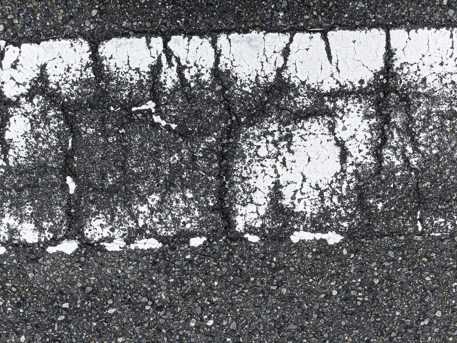 「薄くなった路面の白線」の写真