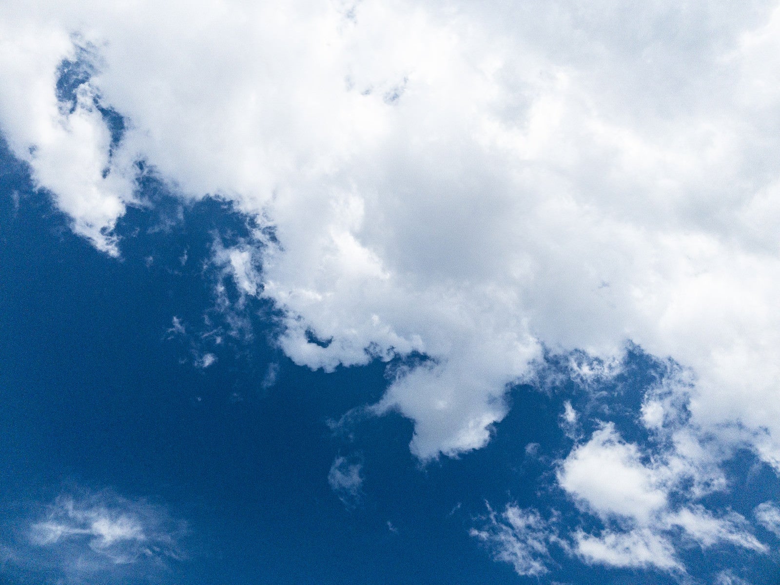 「青空と厚い雲」の写真