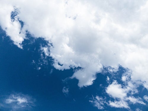 青空と厚い雲の写真