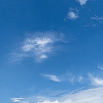 透き通る雲と青空の写真