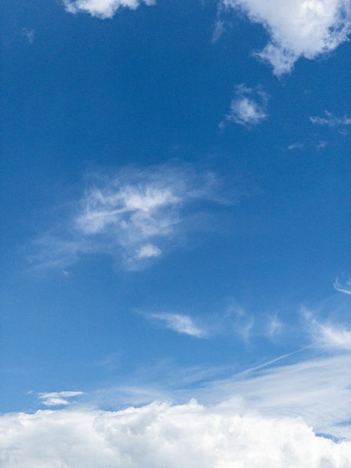 透き通る雲と青空の写真