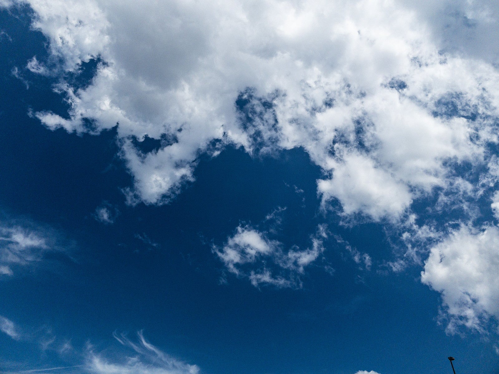 「深くて青い空と雲」の写真