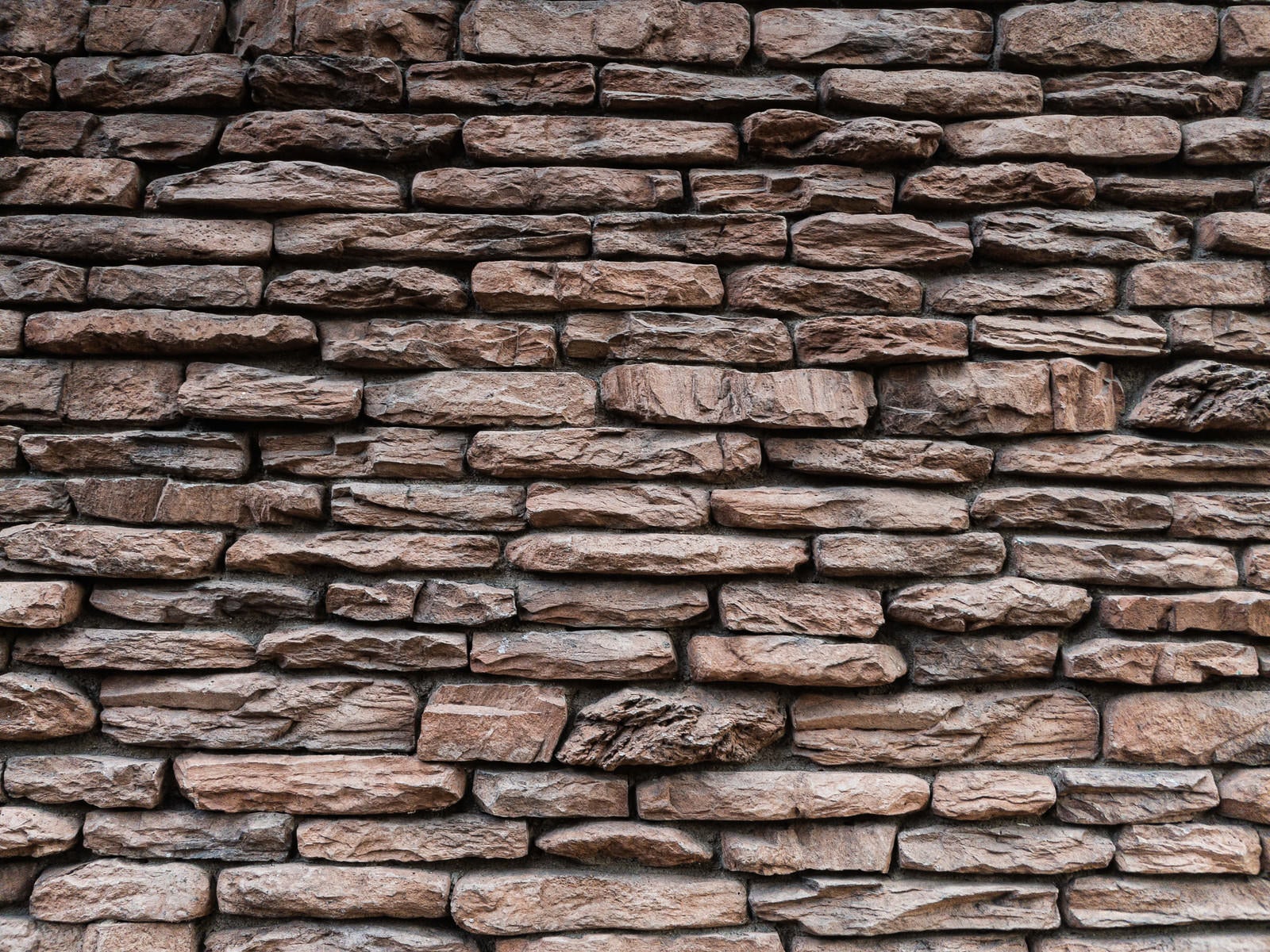 「岩石風石材タイルの壁」の写真