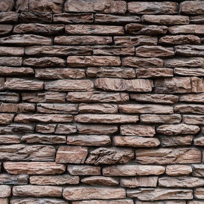 岩石風石材タイルの壁の写真