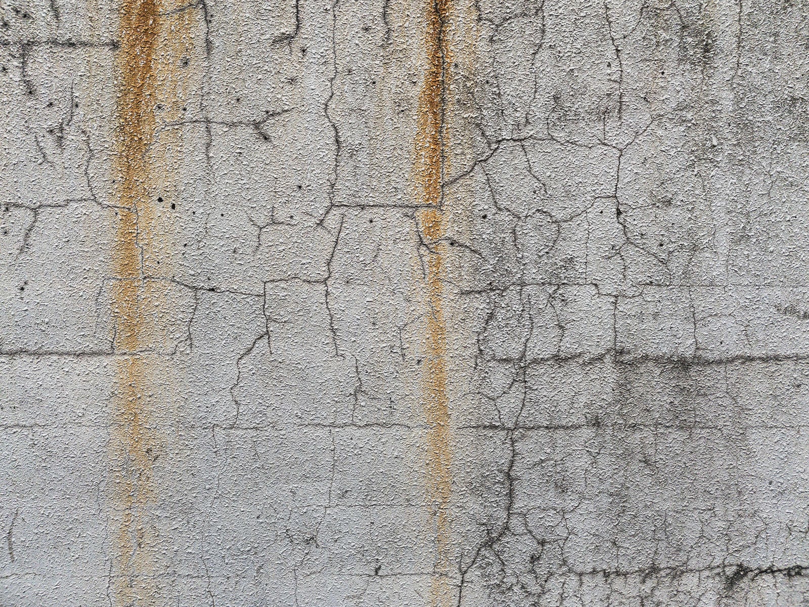 「流れ落ちる錆とひび割れた壁」の写真