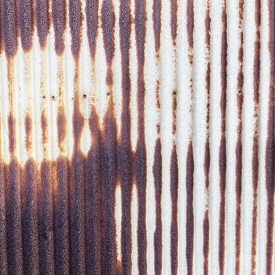錆び付いてボロボロの波板の写真
